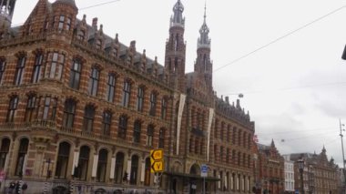 Yazın bulutlu bir günde Amsterdam sokaklarında dolaşmak