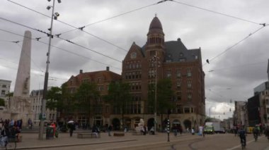 Yazın bulutlu bir günde Amsterdam sokaklarında dolaşmak