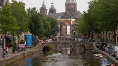 Yazın bulutlu bir günde Amsterdam sokaklarında dolaşmak