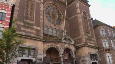 Yazın bulutlu bir günde Amsterdam sokaklarında dolaşmak