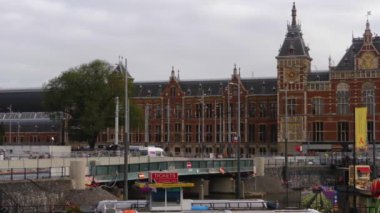 Yazın bulutlu bir günde Amsterdam sokaklarında dolaşmak