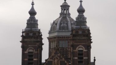 Yazın bulutlu bir günde Amsterdam sokaklarında dolaşmak