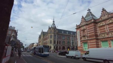 Yazın bulutlu bir günde Amsterdam sokaklarında dolaşmak