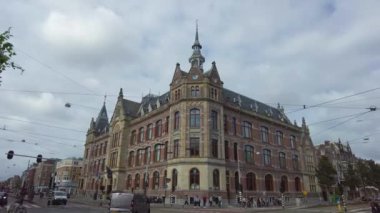 Yazın bulutlu bir günde Amsterdam sokaklarında dolaşmak