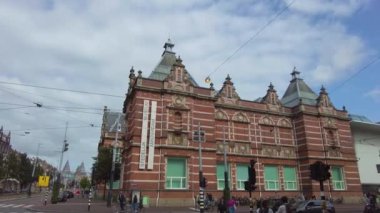 Yazın bulutlu bir günde Amsterdam sokaklarında dolaşmak