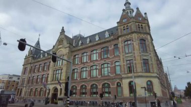 Yazın bulutlu bir günde Amsterdam sokaklarında dolaşmak