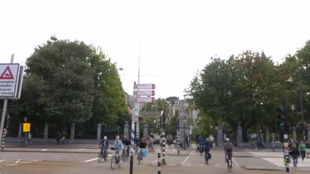 Bicicletas Passando Pelo Centro Amsterdã Dia Nublado Verão — Vídeo de Stock