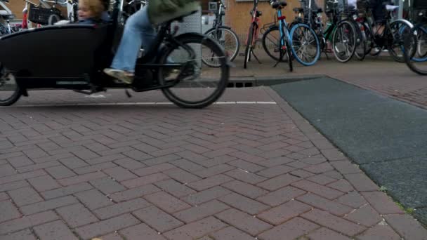 Yazın Bulutlu Bir Günde Amsterdam Şehir Merkezinde Bisikletler Geçiyor — Stok video