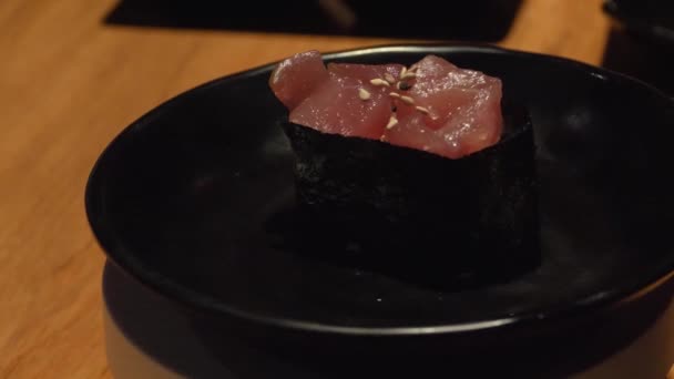 Närbild Tonfisk Sushi Vänder Tallrik — Stockvideo