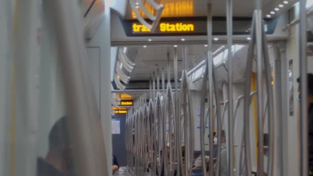 Inne Ett Offentligt Tåg Amsterdam Visar Skylten Mot Centralstationen — Stockvideo