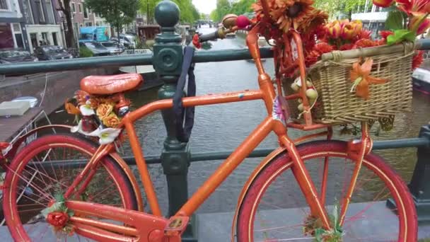 Vedere Unui Canal Gracht Din Amsterdam Într Tulbure Timpul Verii — Videoclip de stoc