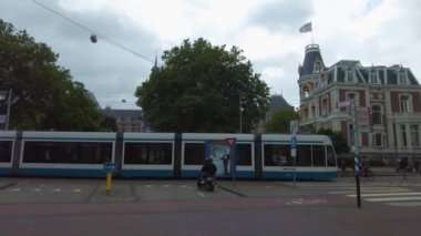 Yazın bulutlu bir günde Amsterdam sokaklarında dolaşmak