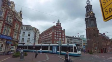 Yazın bulutlu bir günde Amsterdam sokaklarında dolaşmak