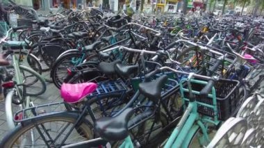 Yazın bulutlu bir günde Amsterdam 'da motosikletli park yeri.