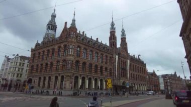 Yazın bulutlu bir günde Amsterdam sokaklarında dolaşmak