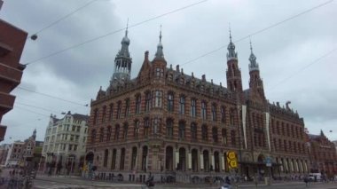 Yazın bulutlu bir günde Amsterdam sokaklarında dolaşmak