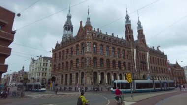 Yazın bulutlu bir günde Amsterdam sokaklarında dolaşmak