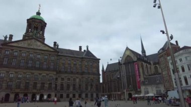 Yazın bulutlu bir günde Amsterdam sokaklarında dolaşmak