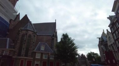 Yazın bulutlu bir günde Amsterdam sokaklarında dolaşmak