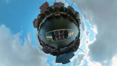 Yazın güneşli bir günde, Amsterdam 'da kanalların etrafında tekne turu için küçük bir gezegen formatı..