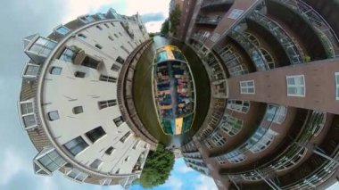 Yazın güneşli bir günde, Amsterdam 'da kanalların etrafında tekne turu için küçük bir gezegen formatı..