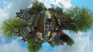 Yazın güneşli bir günde, Amsterdam 'da kanalların etrafında tekne turu için küçük bir gezegen formatı..