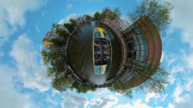 Yazın güneşli bir günde, Amsterdam 'da kanalların etrafında tekne turu için küçük bir gezegen formatı..