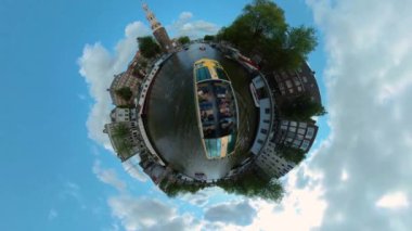 Yazın güneşli bir günde, Amsterdam 'da kanalların etrafında tekne turu için küçük bir gezegen formatı..