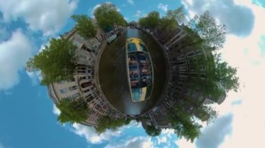 Yazın güneşli bir günde, Amsterdam 'da kanalların etrafında tekne turu için küçük bir gezegen formatı..