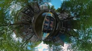 Yazın güneşli bir günde, Amsterdam 'da kanalların etrafında tekne turu için küçük bir gezegen formatı..