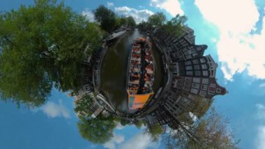 Yazın güneşli bir günde, Amsterdam 'da kanalların etrafında tekne turu için küçük bir gezegen formatı..