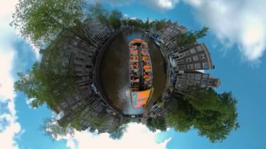 Yazın güneşli bir günde, Amsterdam 'da kanalların etrafında tekne turu için küçük bir gezegen formatı..