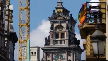 Yazın güneşli bir sabahta Belçika 'nın eski Antwerpen kentindeki pazar yeri manzarası.