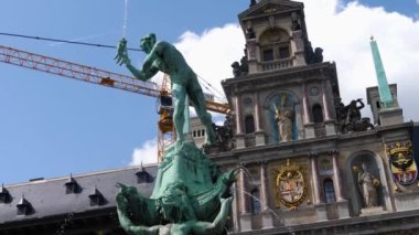 Yazın güneşli bir sabahta Belçika 'nın eski Antwerpen kentindeki pazar yeri manzarası.