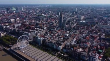 Yazın güneşli bir günde Belçika 'nın Antwerp kentinin havadan görünüşü