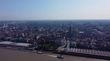 Yazın güneşli bir günde Belçika 'nın Antwerp kentinin havadan görünüşü