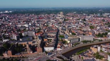 Yazın güneşli bir sabahta Belçika 'nın Mechelen kentinin havadan görünüşü