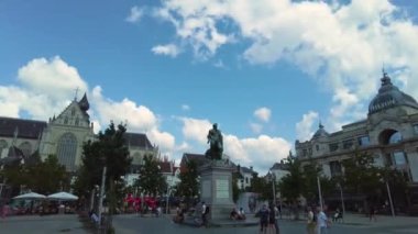 Yazın güneşli bir sabahta Belçika 'nın eski Antwerpen kentindeki pazar yeri manzarası.