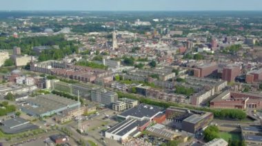 Yazın güneşli bir günde Hollanda 'daki Breda şehrinin etrafındaki hava manzarası