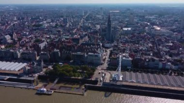 Yazın güneşli bir günde Belçika 'nın Antwerp kentinin havadan görünüşü