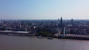 Yazın güneşli bir günde Belçika 'nın Antwerp kentinin havadan görünüşü