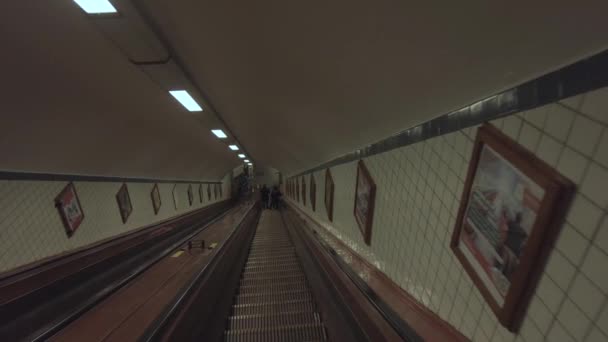 Schody Ruchome Schodzą Tunelu Pod Rzeką Obok Antwerpii — Wideo stockowe