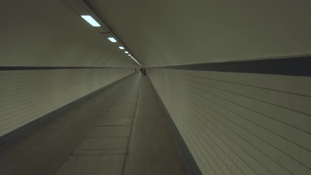 アントワープの横の川の下のトンネルに降りるエスカレーター — ストック動画