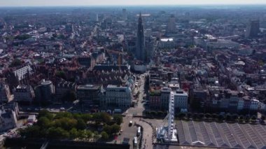 Yazın güneşli bir günde Belçika 'nın Antwerp kentinin havadan görünüşü