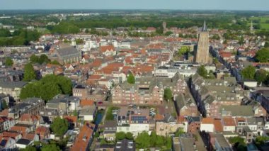 Yazın güneşli bir günde Hollanda 'daki Gorinchem şehrinin havadan görünüşü 