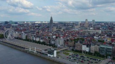 Yazın güneşli bir günde Belçika 'nın Antwerp kentinin havadan görünüşü