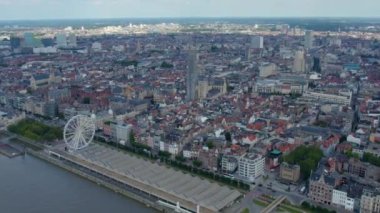 Yazın güneşli bir günde Belçika 'nın Antwerp kentinin havadan görünüşü