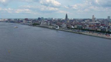 Yazın güneşli bir günde Belçika 'nın Antwerp kentinin havadan görünüşü