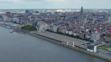 Yazın güneşli bir günde Belçika 'nın Antwerp kentinin havadan görünüşü