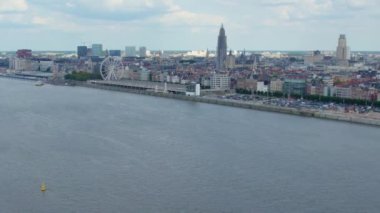 Yazın güneşli bir günde Antwerpen, Belçika 'da şehrin havadan görüntüsü